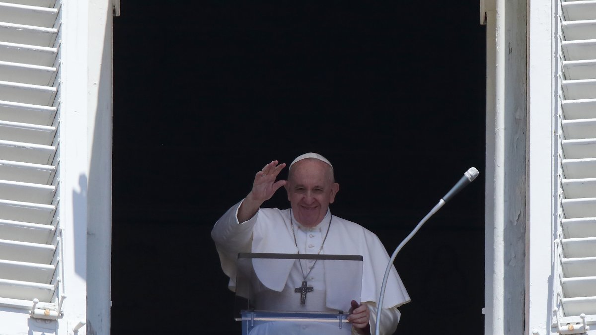 El Papa Francisco durante oración del Ángelus desde su ventana con vista a la Plaza de San Pedro en el Vaticano.