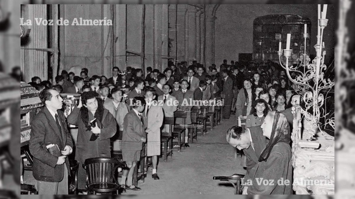 Niñas y niños del instituto de Almería en la iglesia de San Pedro en abril de 1957. Hasta en la misa los separaban para evitar las tentaciones.