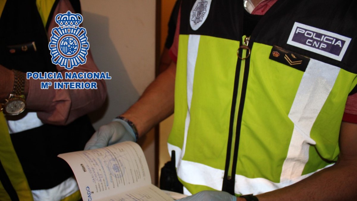 La Policía Nacional detiene a cuatro personas extranjeras integrantes de un grupo organizado.