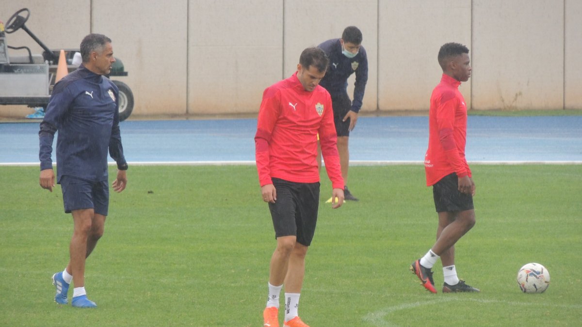 Gomes en el entrenamiento de este jueves bajo la lluvia.