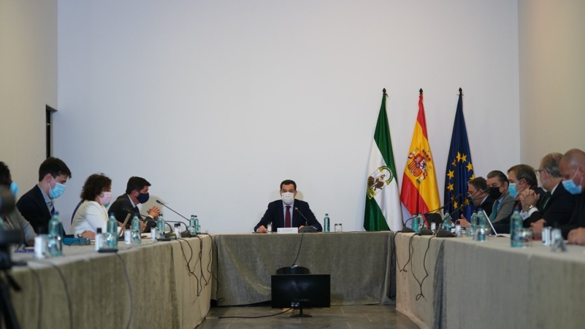 Juanma Moreno preside el Consejo Asesor de Alertas de Salud Pública de Alto Impacto.