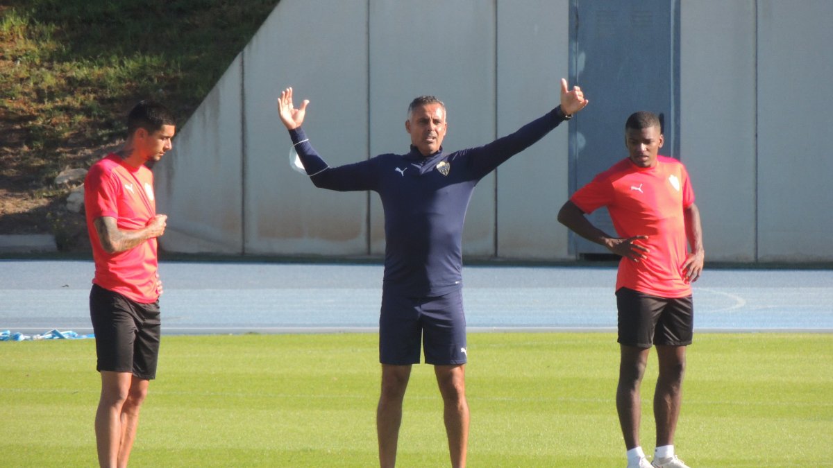 El técnico en un entrenamiento en el Anexo.
