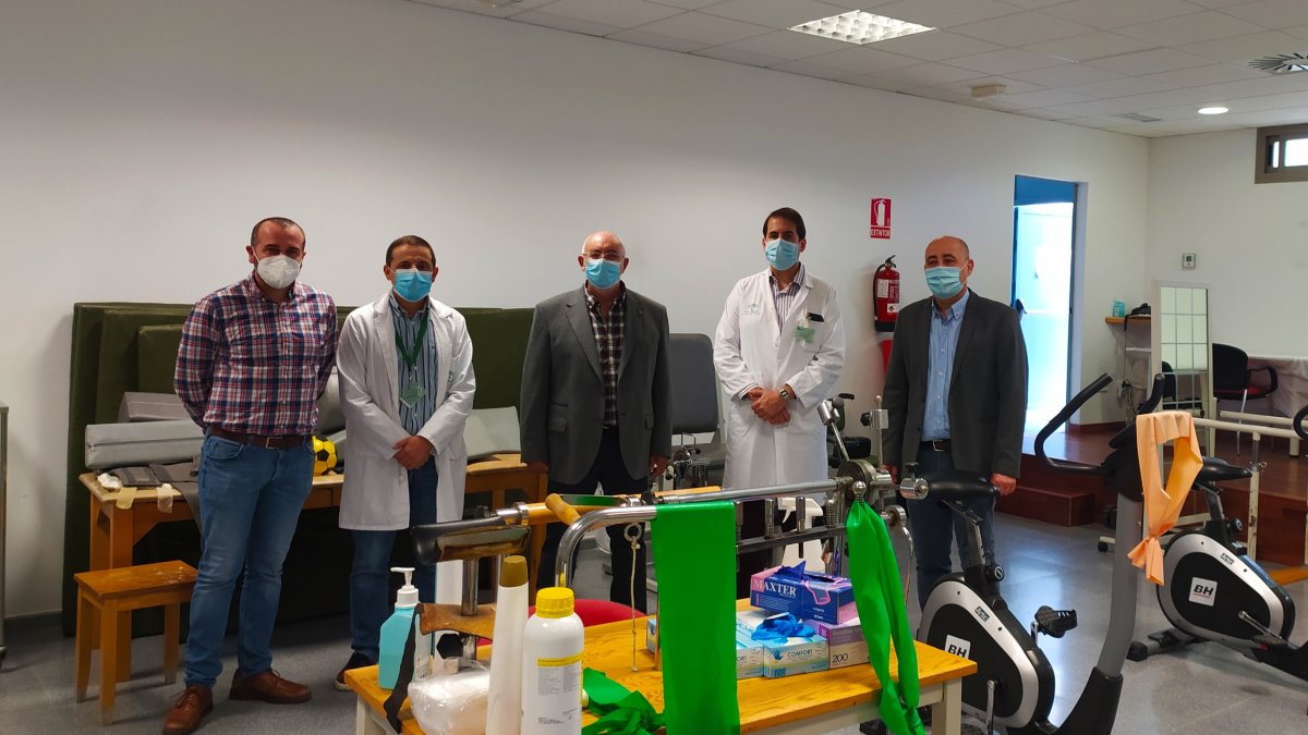 Alcalde, concejales y representantes del AGSNA en su recorrdio por las instalaciones cedidas.