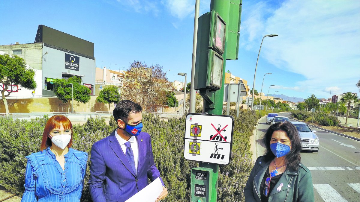 El alcalde junto a las presidentas de Altea y Dárata descubrieron la señalética