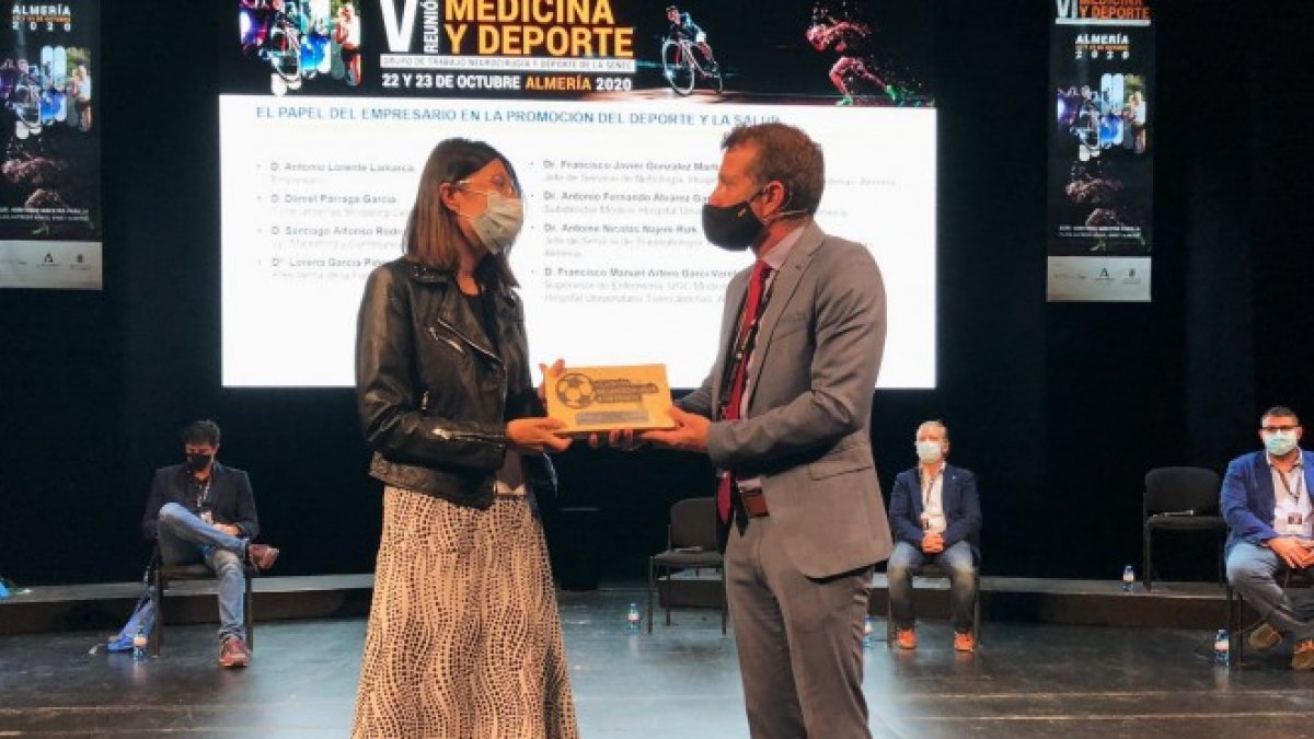 Lorena García recogió el premio de manos de Antonio Huete.