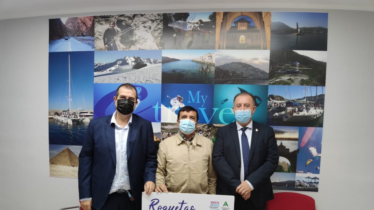 Javier González y Francisco Barrionuevo, junto al presidente de la asociación de agencias de viaje de Granada, Antonio Caño.