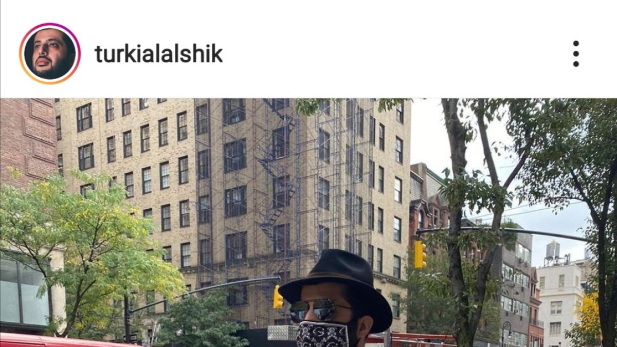 Turki paseando por Manhattan.
