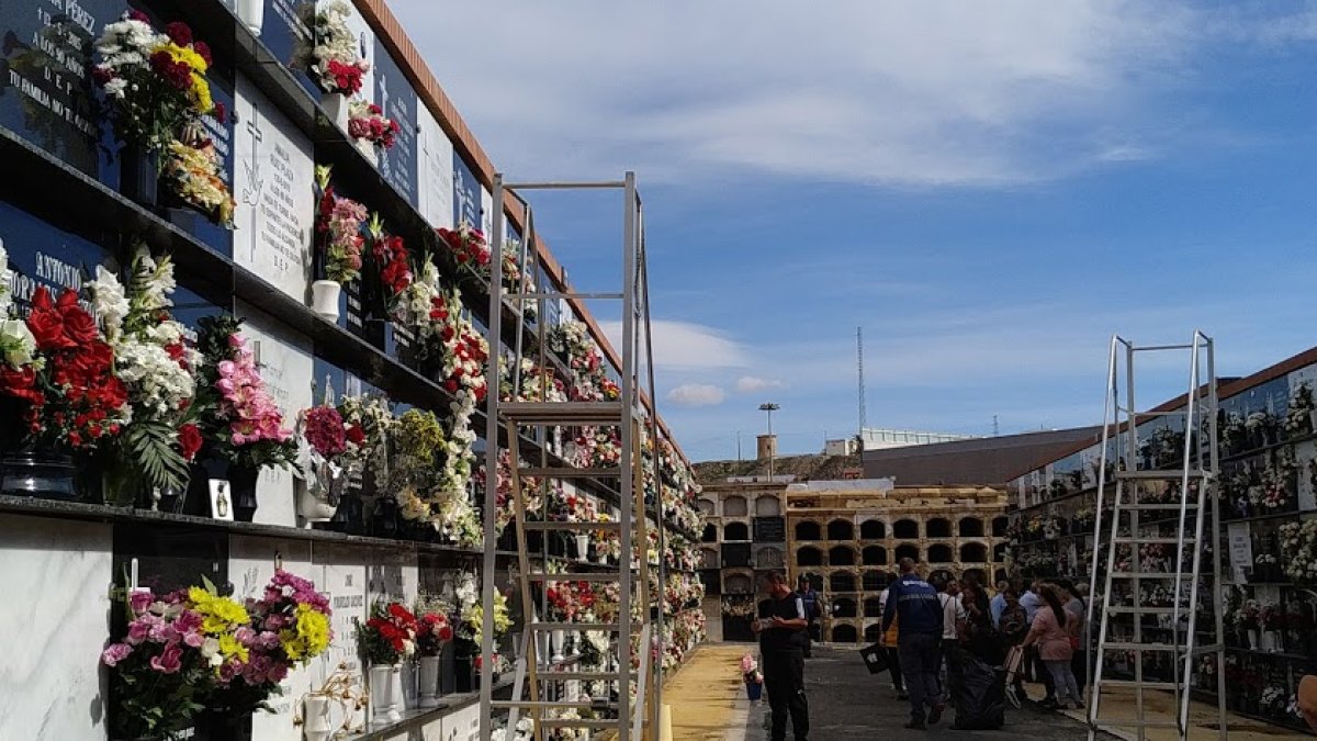 Vista del interior del cementerio de la capital.