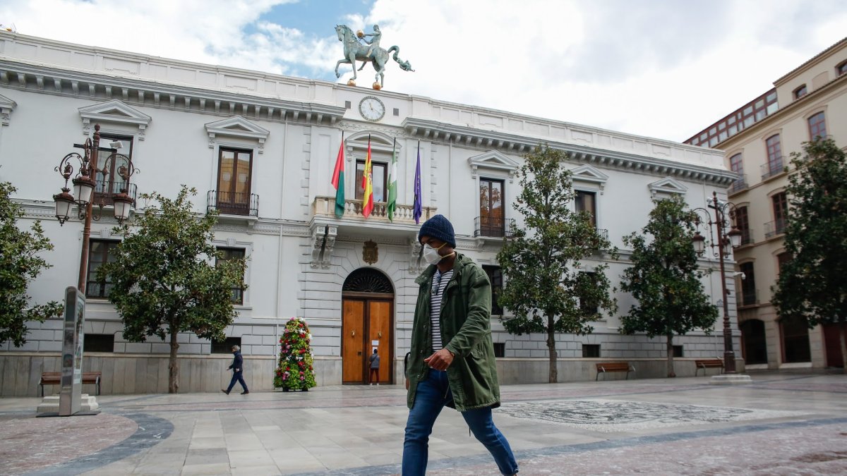 Un ciudadano paseando por la plaza del Ayuntamiento de Granada.