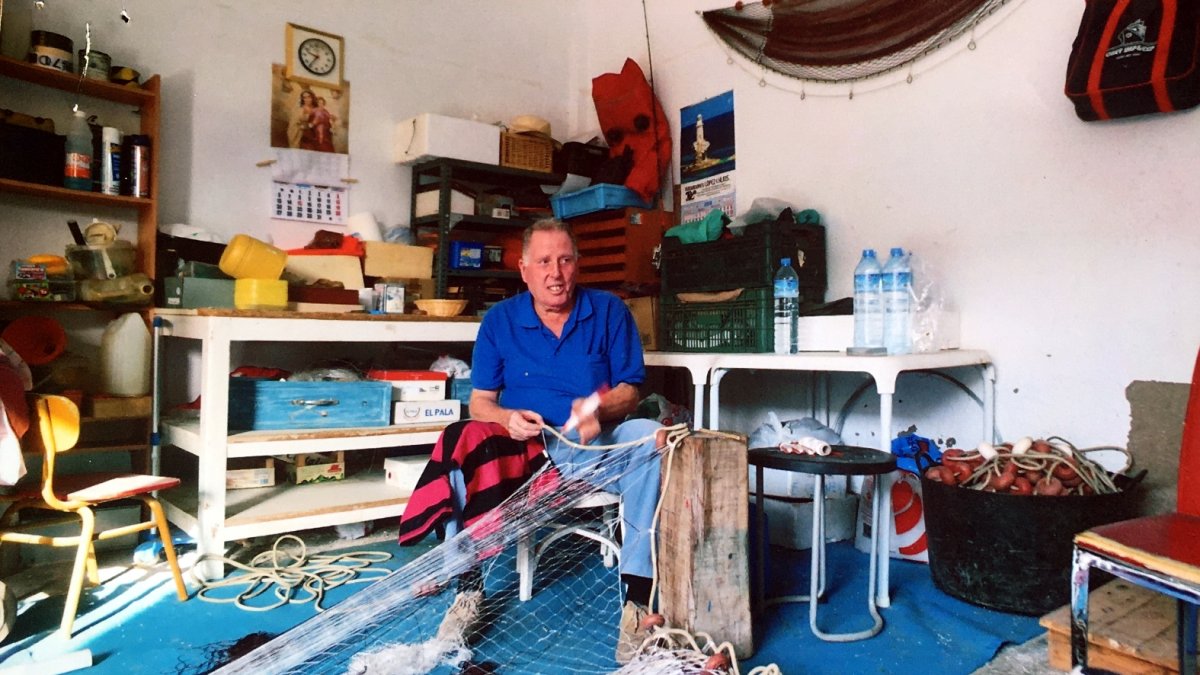 Sebastián Martínez Tamayo, el Mariscano, en su caseta 51 del Puerto pesquero de Almería, arreglando un trasmallo con sus hábiles manos