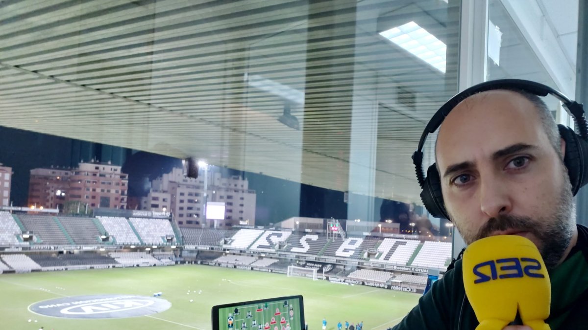 Xavi Sidro, en la cabina de la Cadena SER de Castalia.
