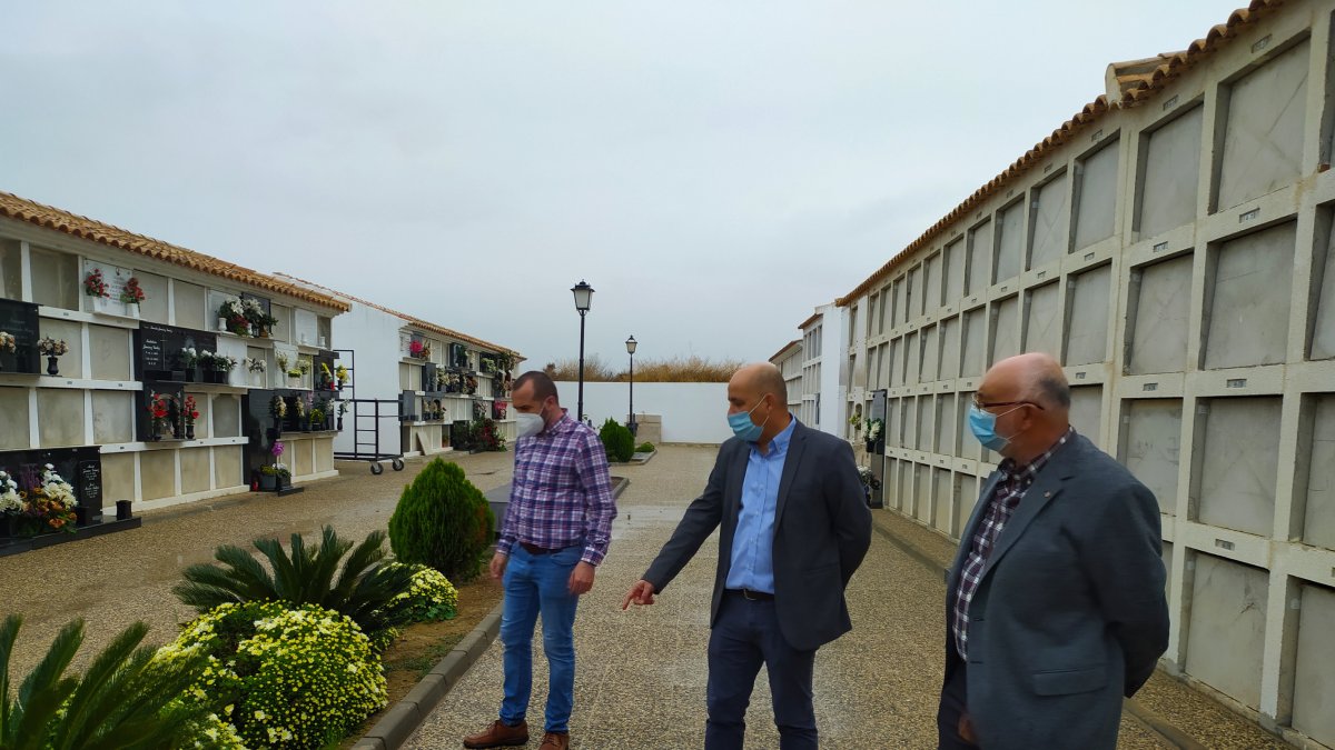 El alcalde, concejal de Servicios y concejal de Salud en el cementerio.