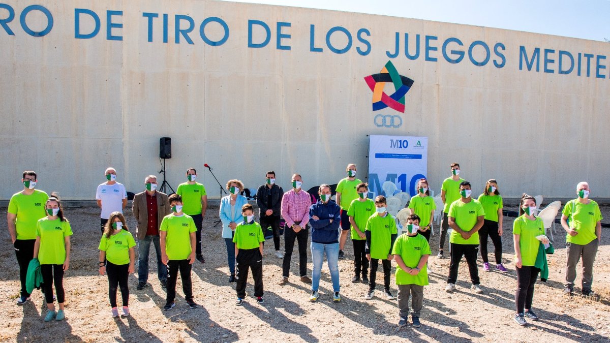 Fátima con los jóvenes deportistas en Gádor.