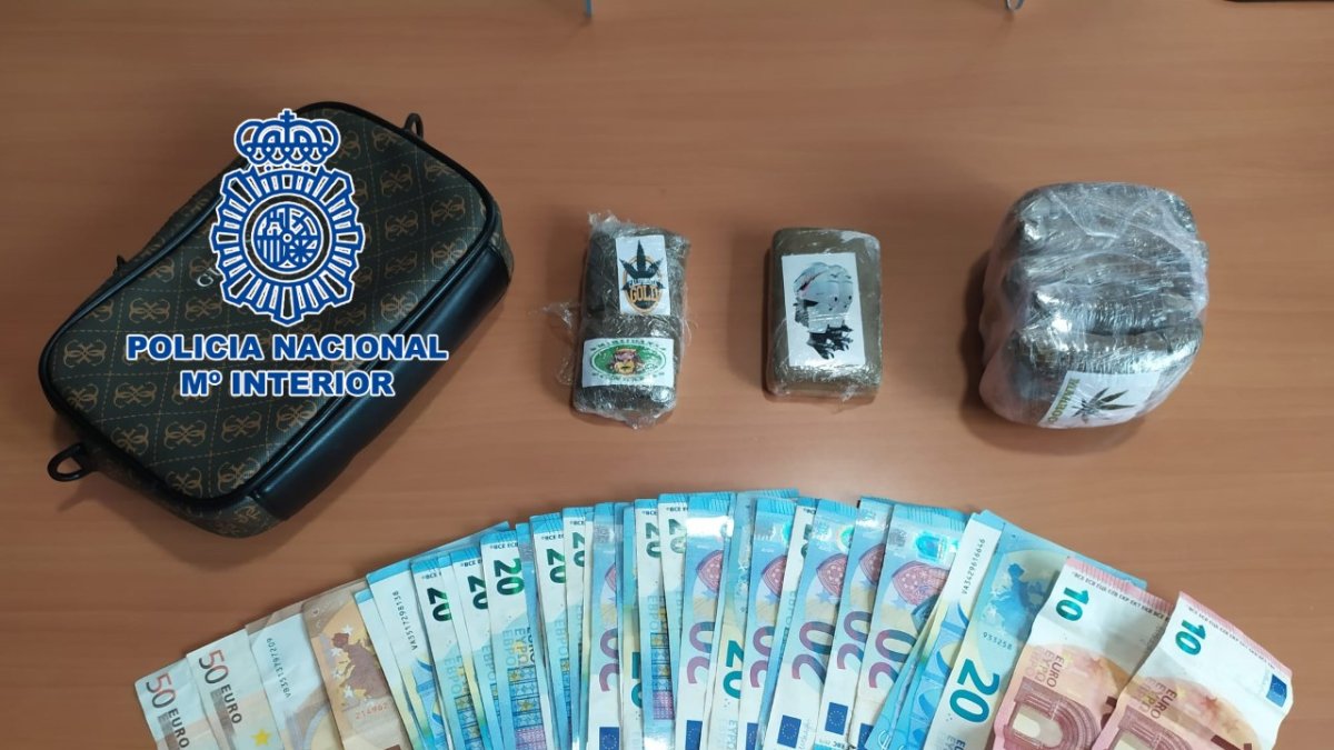Entre sus pertenencias fueron halladas siete placas de hachís y 840 euros en efectivo.