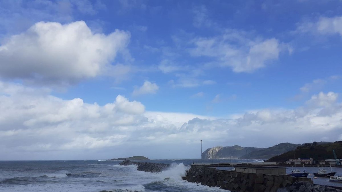 Aviso amarillo por fuerte oleaje y rachas de viento en Almería.