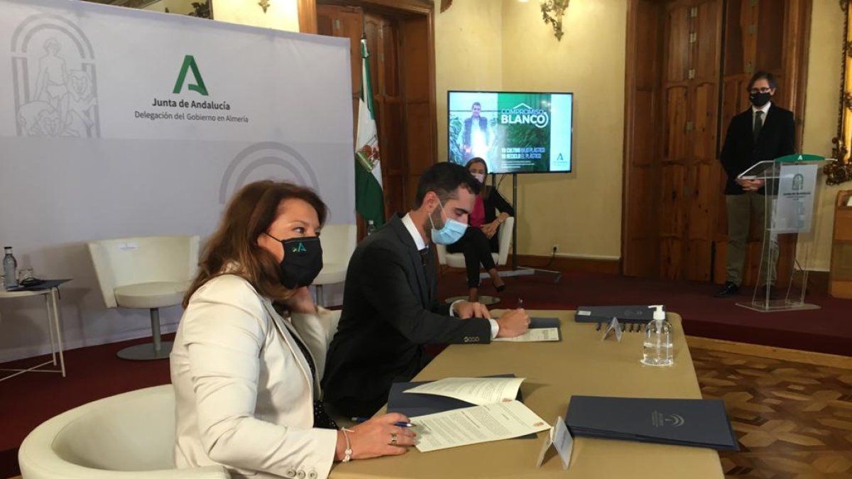 Carmen Crespo y Ramón Fernández-Pacheco firman el documento del \'Compromiso Blanco\'