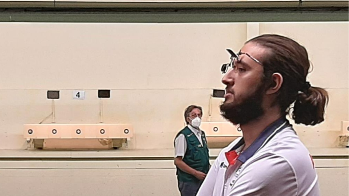 El campeón nacional mirando los resultados conseguidos.
