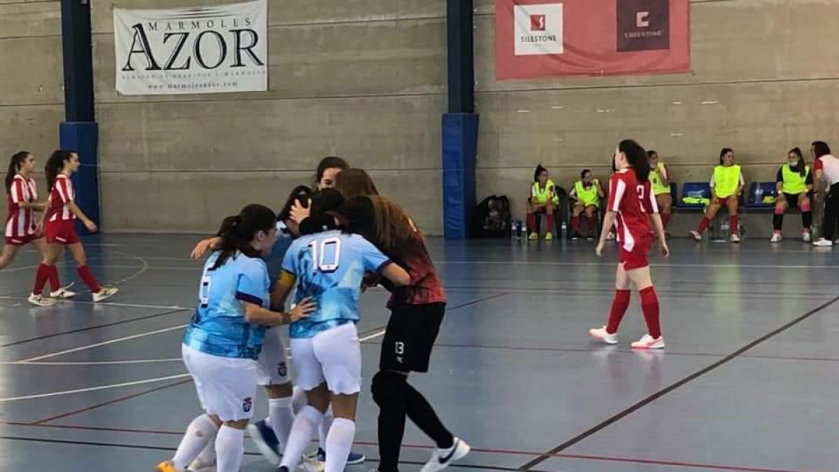 Las jugadoras del Fines celebrando un gol.