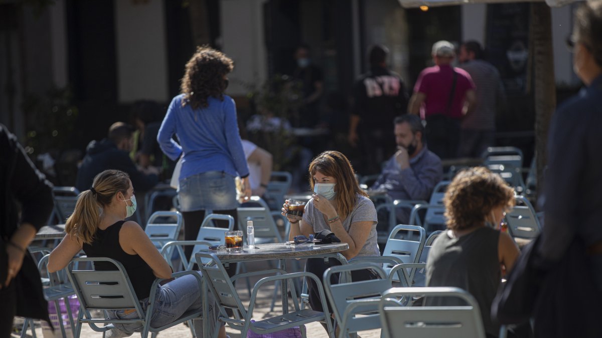 Varias personas en una terraza de Sevilla, este fin de semana.