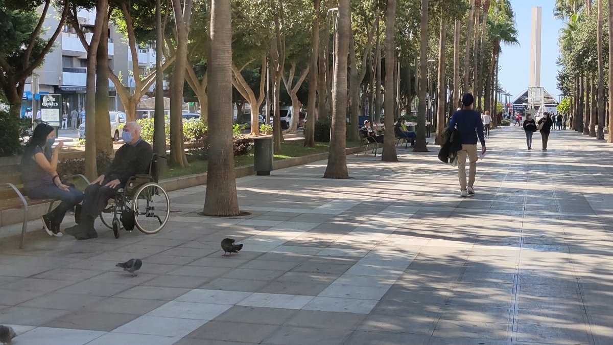 Gente paseando con mascarillas en la Rambla de Almería.