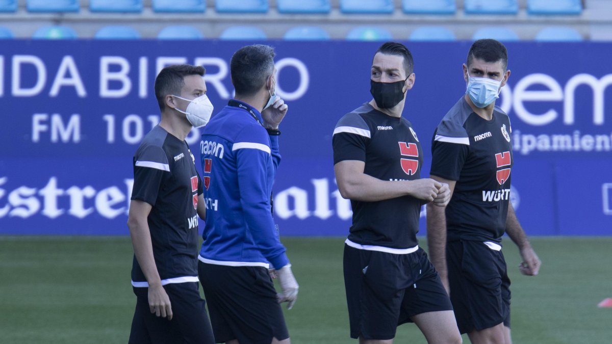 Prieto Iglesias, con su equipo arbitral, en la previa del partido Ponferradina-Rayo.