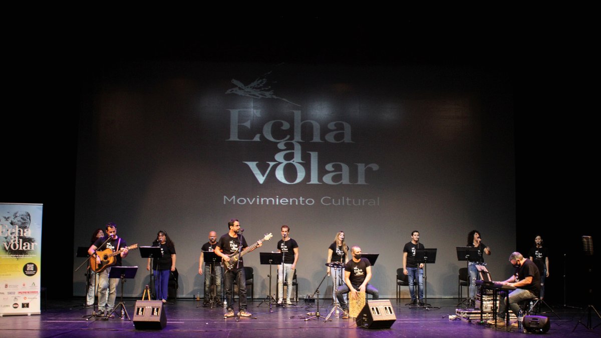 Los artistas almerienses interpretando el tema que da título al disco: Echa a Volar.