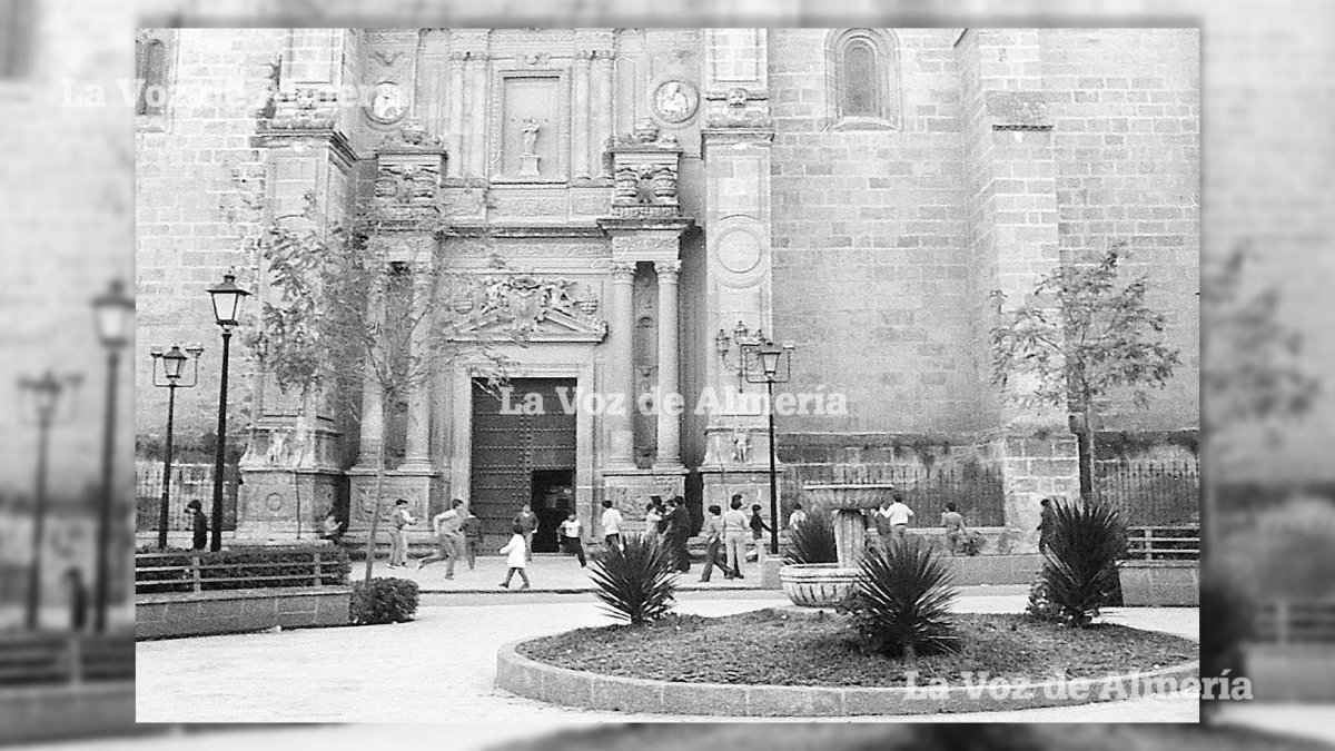 No se podía jugar al fútbol en la puerta de la Catedral a la hora de las misas, pero los niños se saltaban las reglas constantemente.