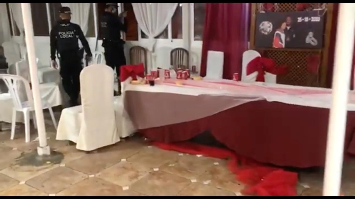 Policía Local de Almería en el interior del establecimiento.