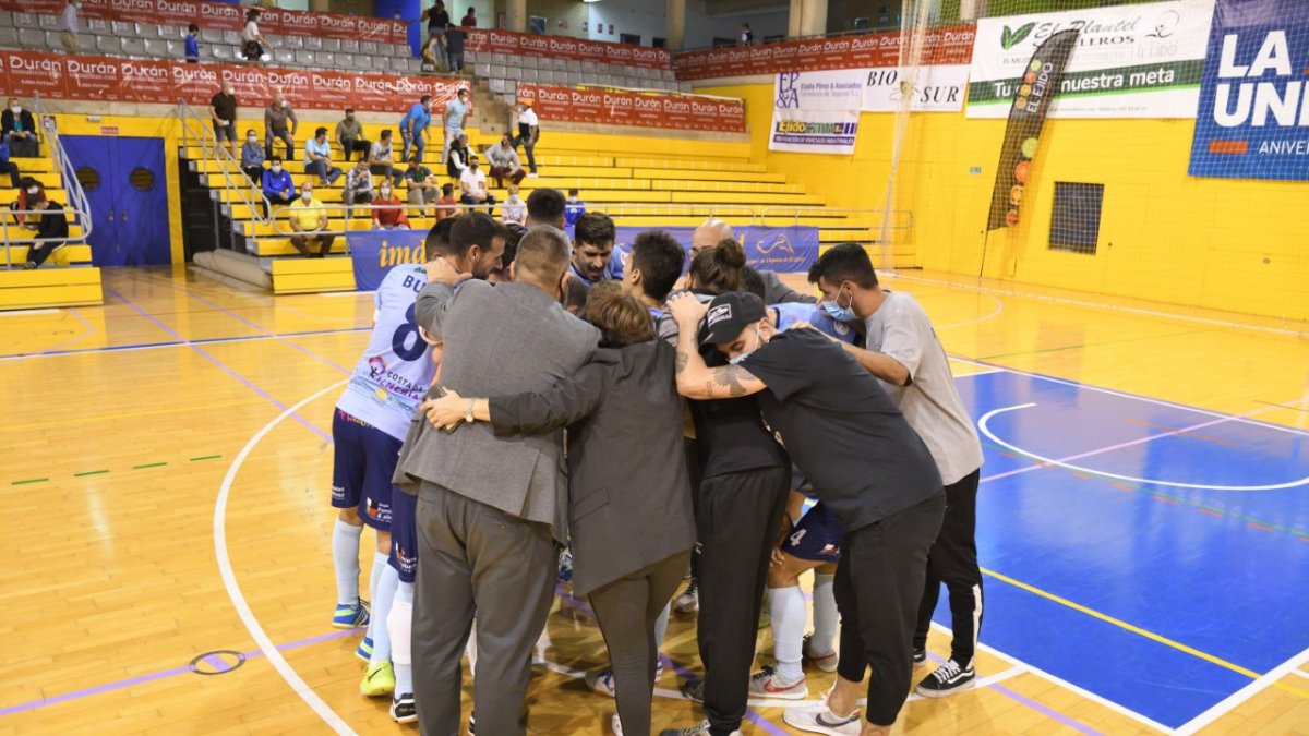 La plantilla celeste haciendo piña.