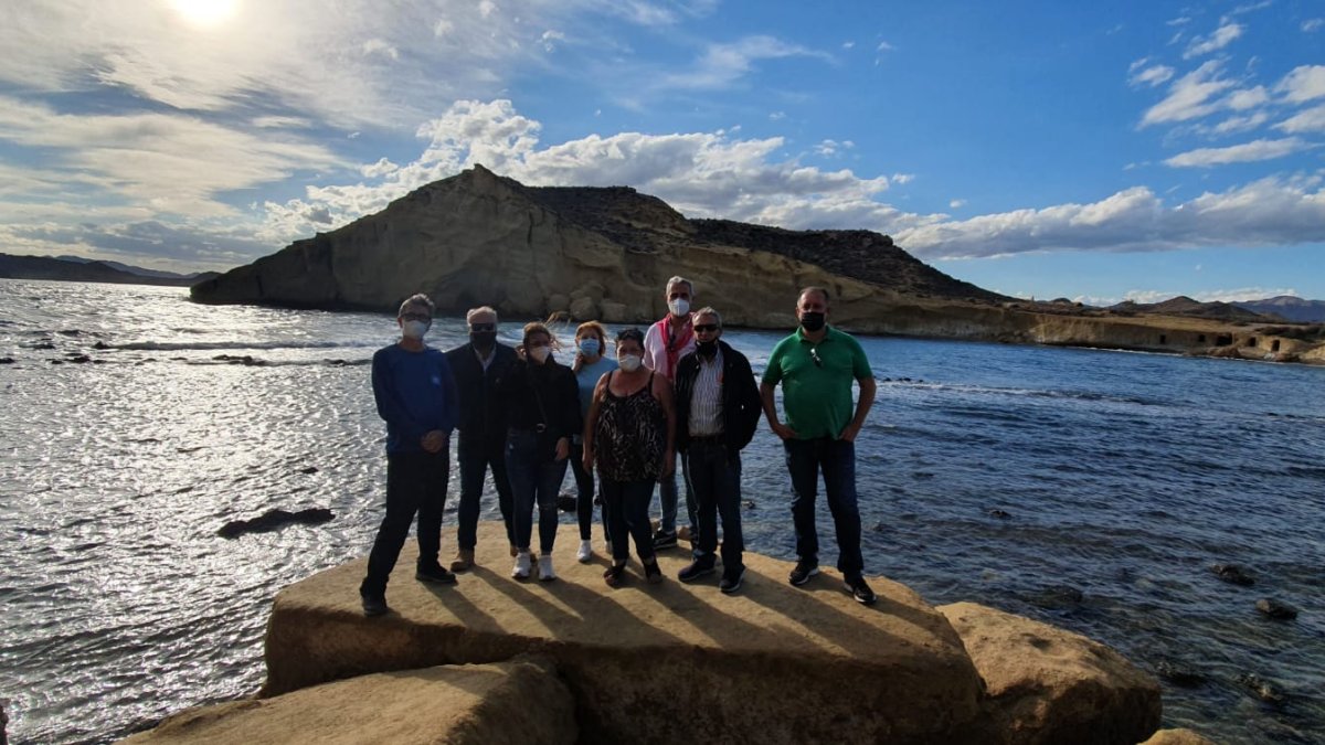 Fotografía de los visitantes en la playa de Cocedores
