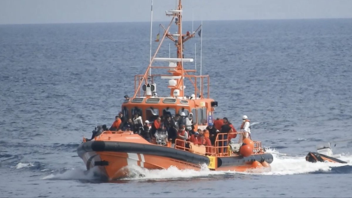 Salvamento traslada a los ocupantes de una patera este verano en Almería (Foto: @Héroesdelmar)