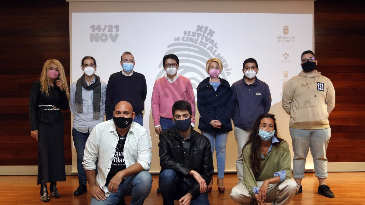 Foto de familia de autoridades y cortometrajistas.