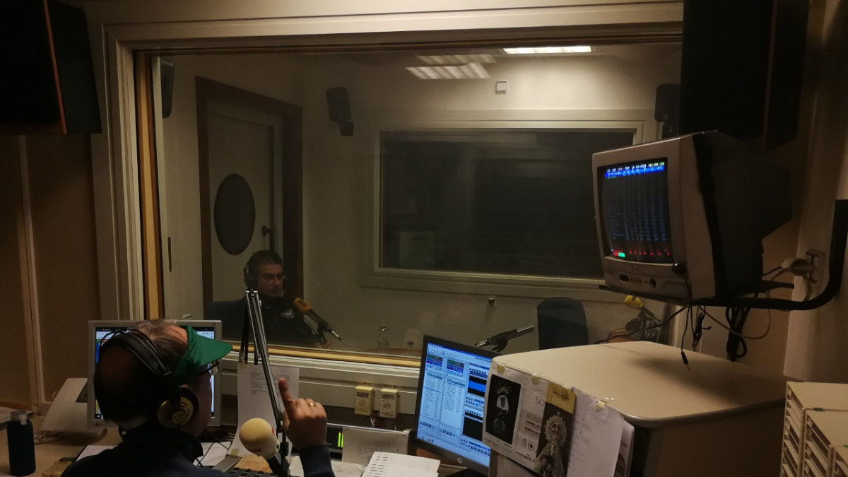 Isra Polo en los estudios de la Cadena SER.