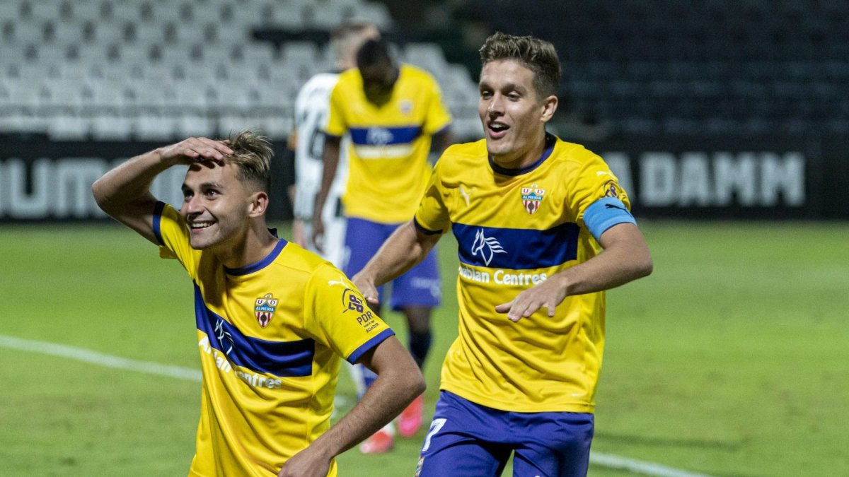 Fran Villalba y José Corpas celebrando el segundo gol del Almería.