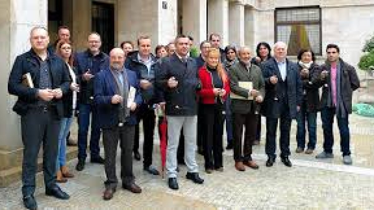 Imagen de archivo de una concentración de alcaldes socialistas ante la Subdelegación del Gobierno en 2017.
