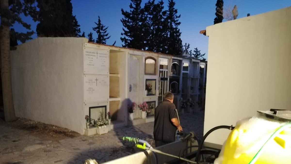 Arrreglo en el cementerio cuevano.