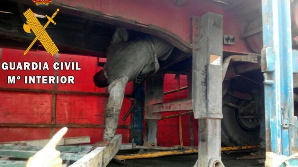 La persona rescatada viajaba con evidentes síntomas de agotamiento y deshidratación.