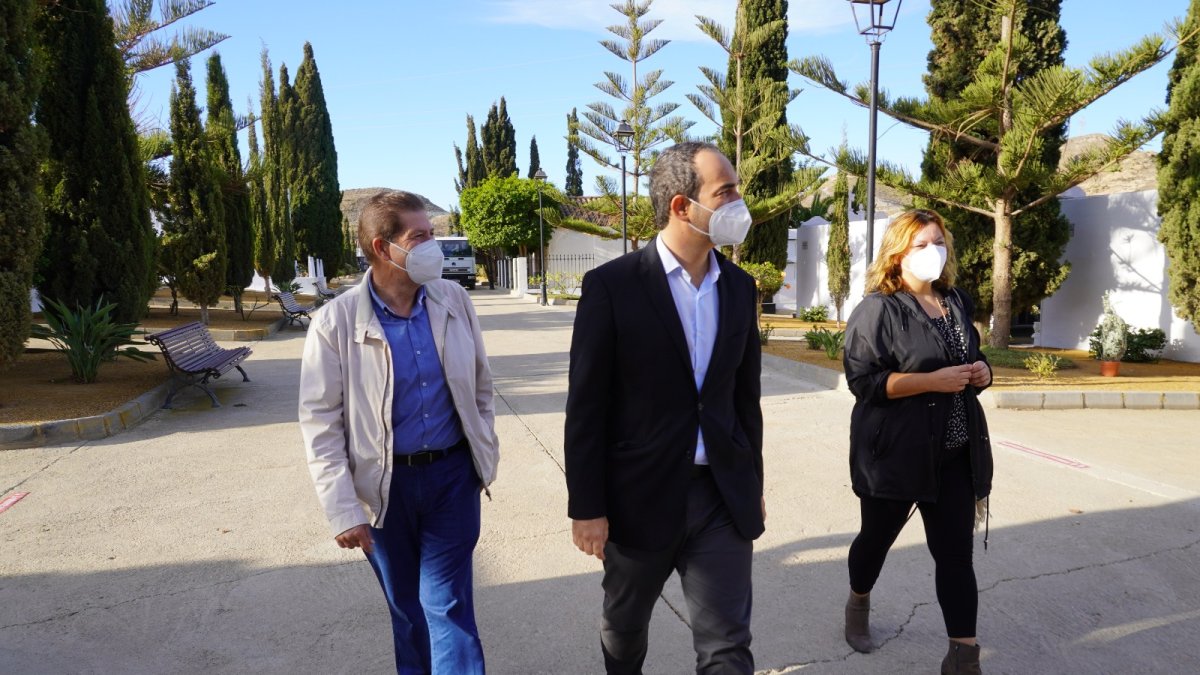 Autoridades en el Camposanto.
