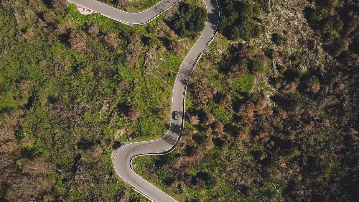 Vista cenital de una carretera de la Alpujarra almeriense.