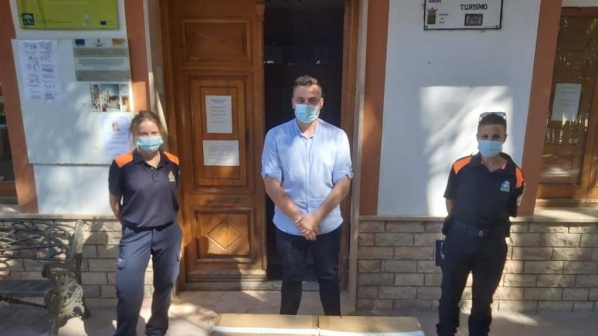 José Torregorsa, alclade de Chirivel, junto a dos técnicos de Protección Civil.