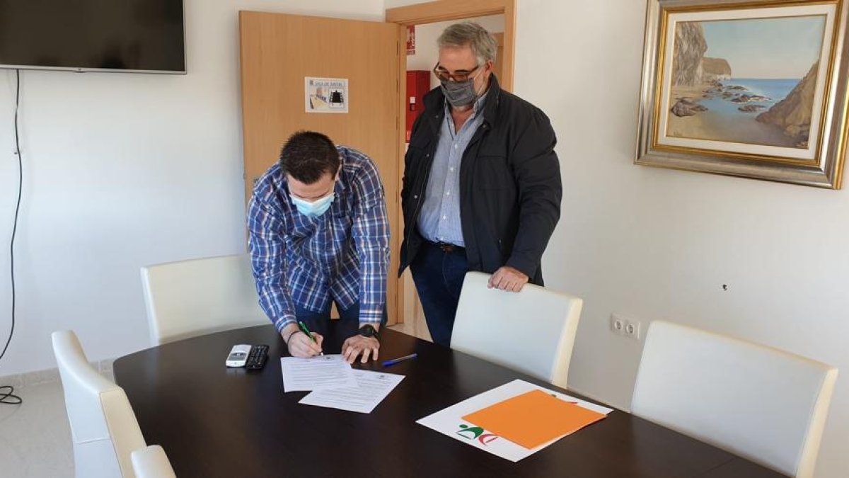 El instante de la firma del convenio de colaboración.