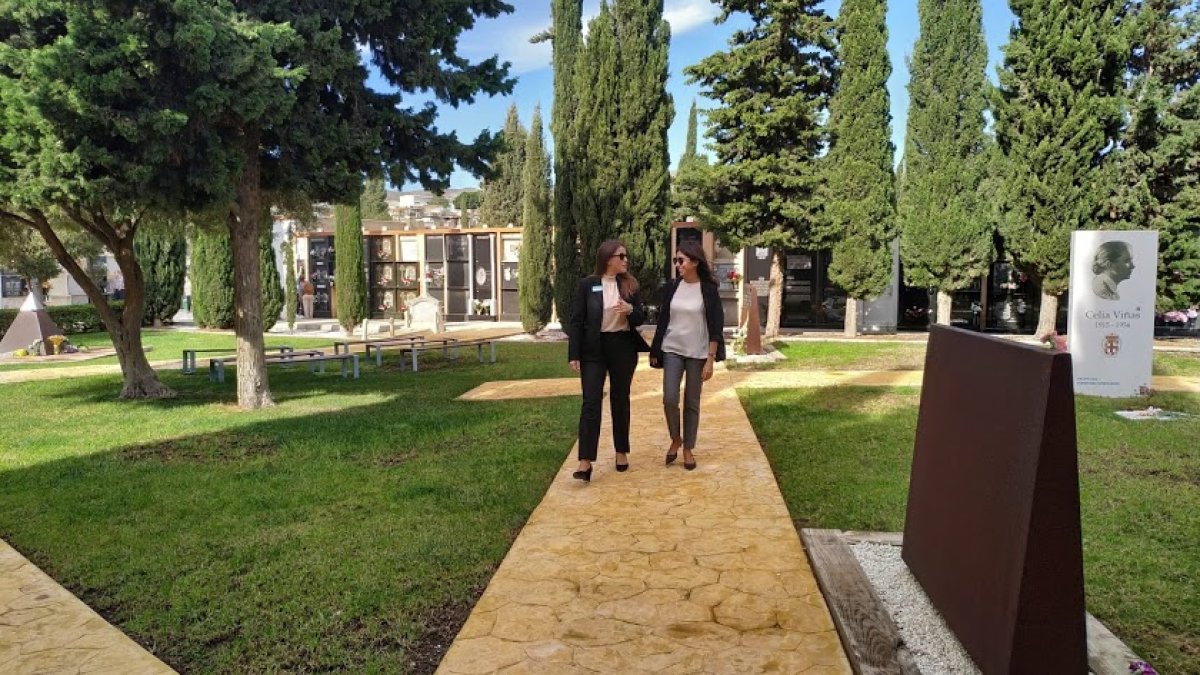 Sacra Sánchez visita el cementerio de San José en el Día de Todos los Santos.