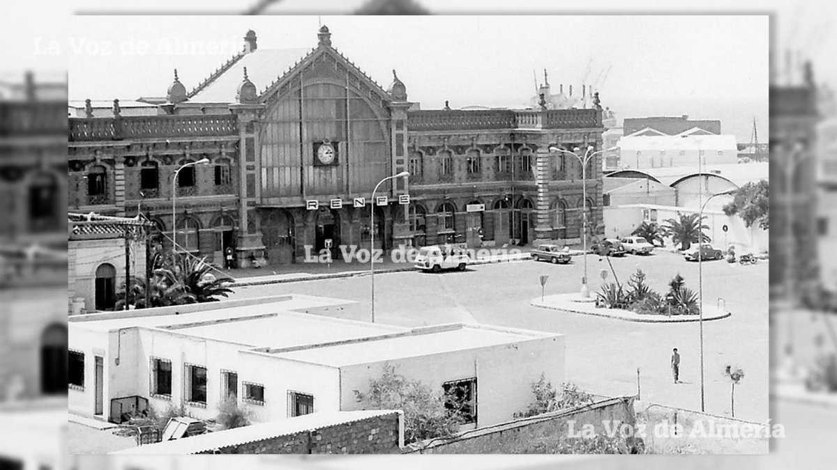 La Estación de Almería en los años setenta, cuando ya no quedaba tan lejos de la ciudad. En aquel entorno estaba el cuartel de la Guardia Civil.