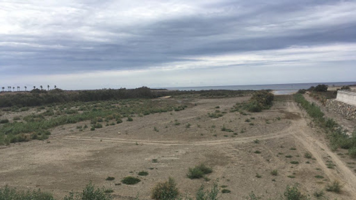 Desembocadura del río Andarax de donde la desaladora se nutre a través de 21 pozos en tierra firme como si fuese una desalobradora.