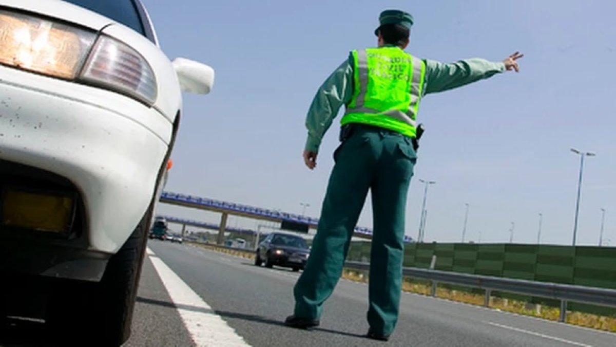Un agente de la Guardia Civil en un control.