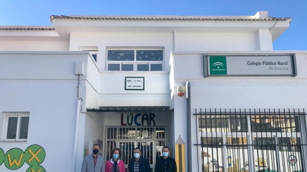 Visita del delegado territorial a uno de los centros.