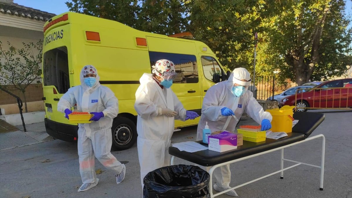 Equipo que ha tomado este viernes las muestras a los contactos de los contagiados en Chirivel.