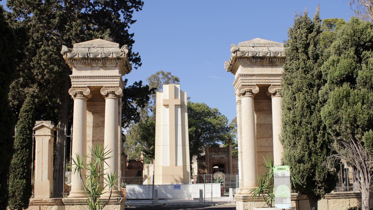 Portada del segundo recinto del cementerio almeriense.