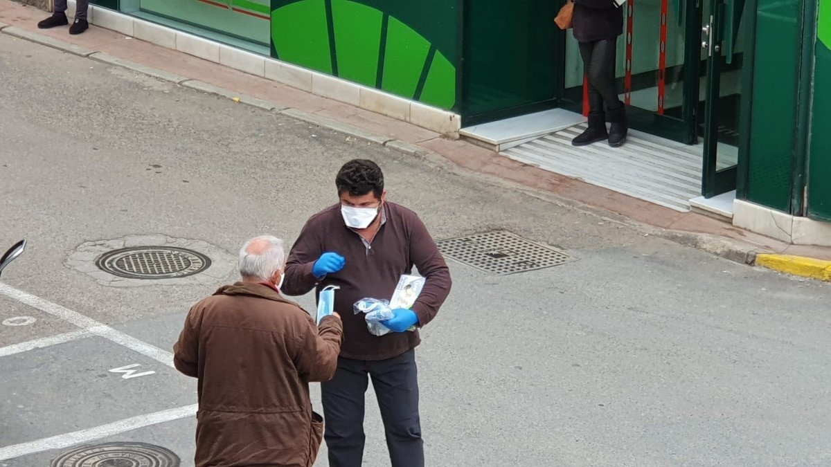 Imagen de archivo del reparto de mascarillas a personas mayores.