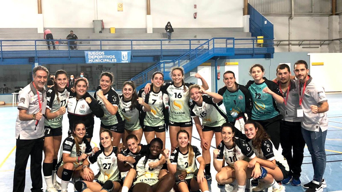 Las roqueteras posan tras la victoria.